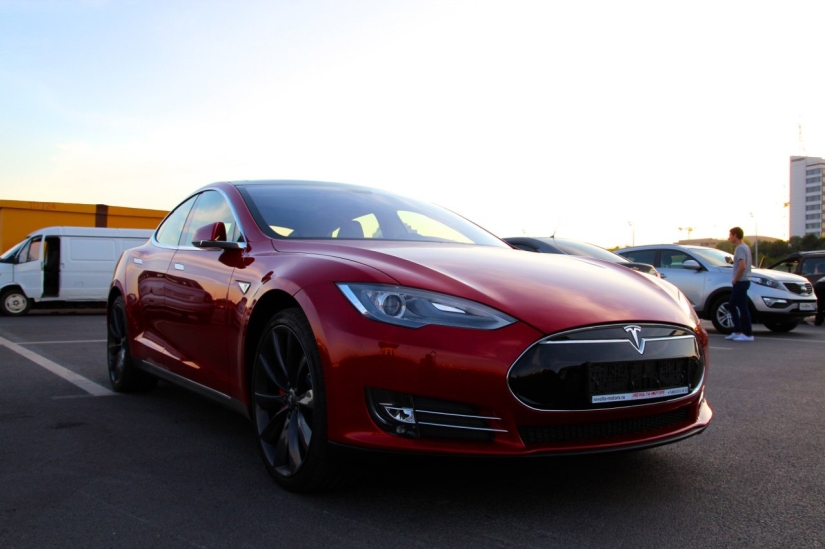 No hay quejas: el propietario de Tesla no ha gastado un solo rublo en gasolineras, estacionamiento y reparaciones en un año y medio