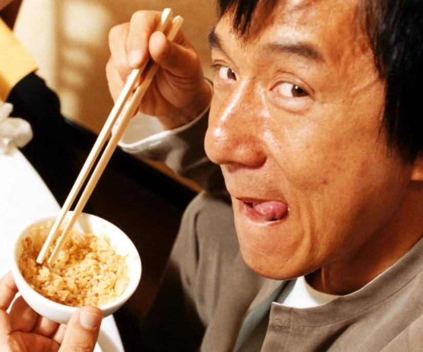 No inclines, no hagas cola, no te metas con el dedo: qué no hacer en Japón para no ofender a los lugareños