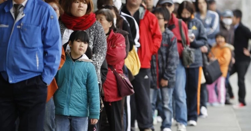 No inclines, no hagas cola, no te metas con el dedo: qué no hacer en Japón para no ofender a los lugareños