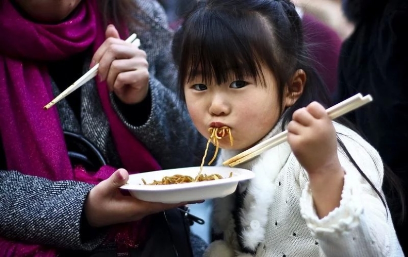 No inclines, no hagas cola, no te metas con el dedo: qué no hacer en Japón para no ofender a los lugareños