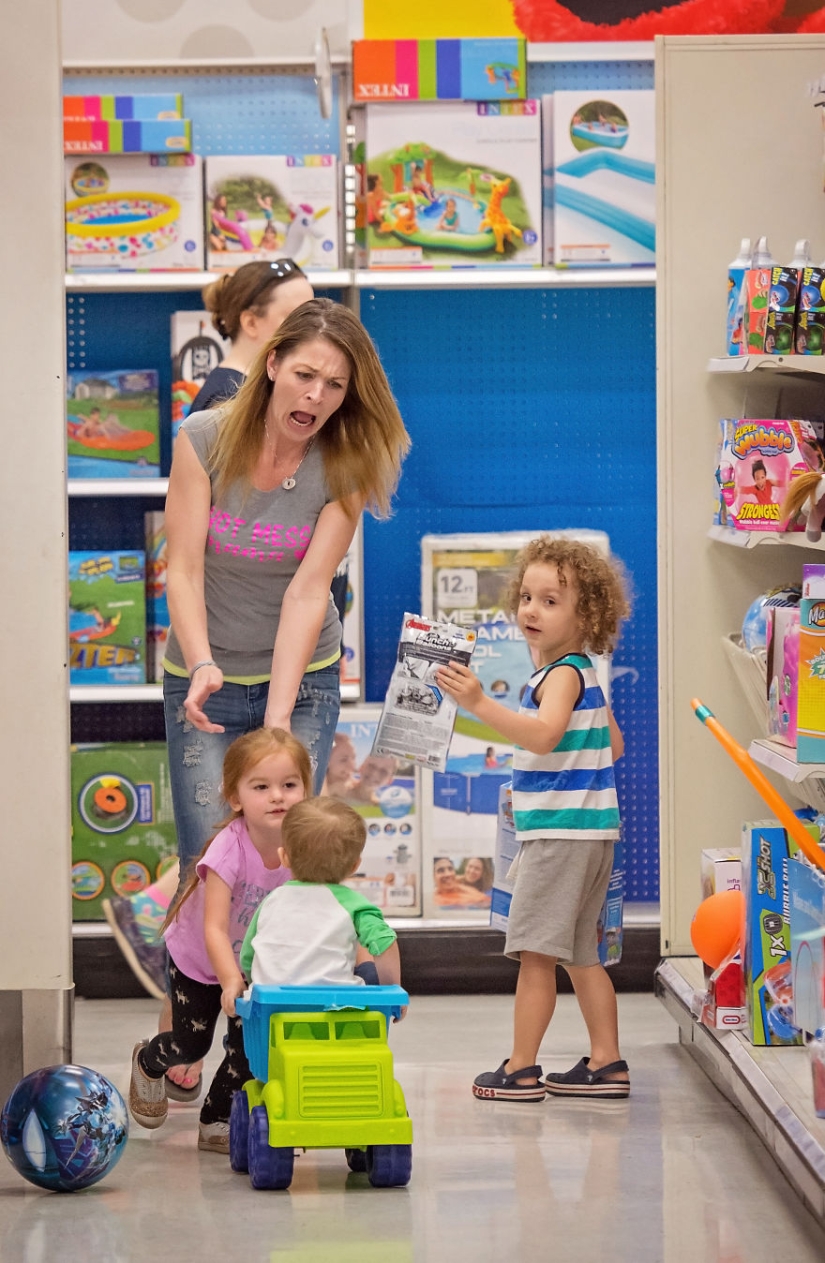No personal space, rest and sleep: the photographer showed honest photos about what it's like to be a mother