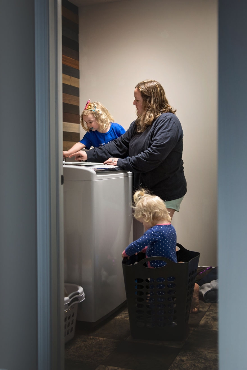 No personal space, rest and sleep: the photographer showed honest photos about what it's like to be a mother