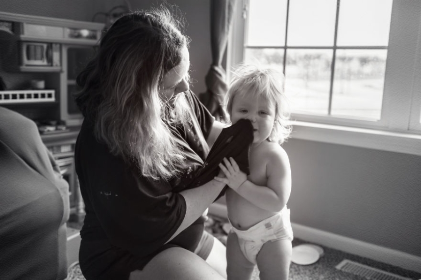 No personal space, rest and sleep: the photographer showed honest photos about what it's like to be a mother