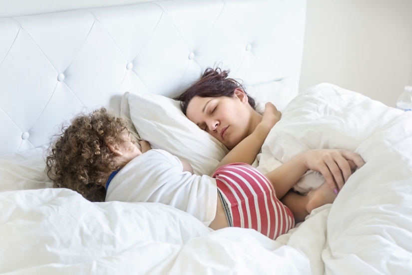 No personal space, rest and sleep: the photographer showed honest photos about what it's like to be a mother