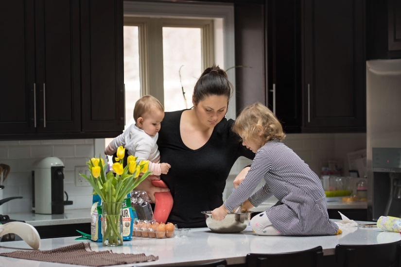 No personal space, rest and sleep: the photographer showed honest photos about what it's like to be a mother