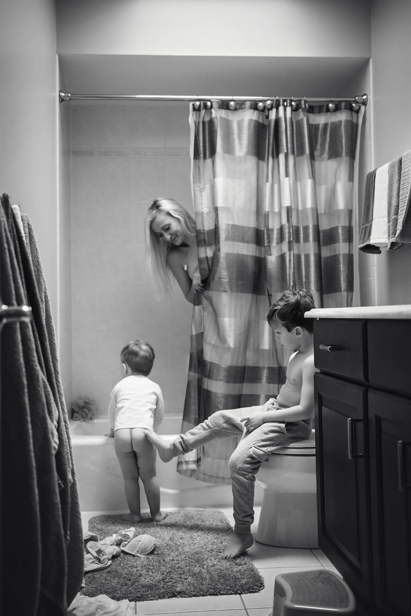 No personal space, rest and sleep: the photographer showed honest photos about what it's like to be a mother
