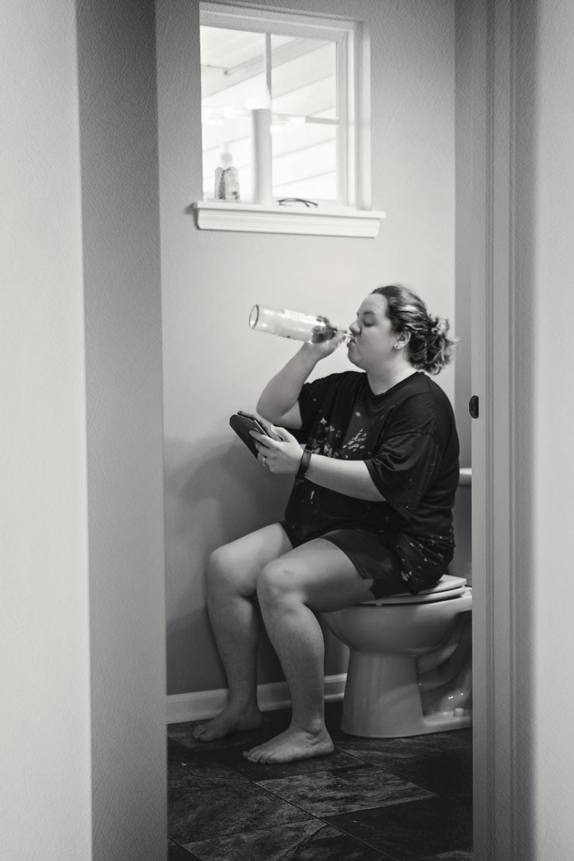 No personal space, rest and sleep: the photographer showed honest photos about what it's like to be a mother
