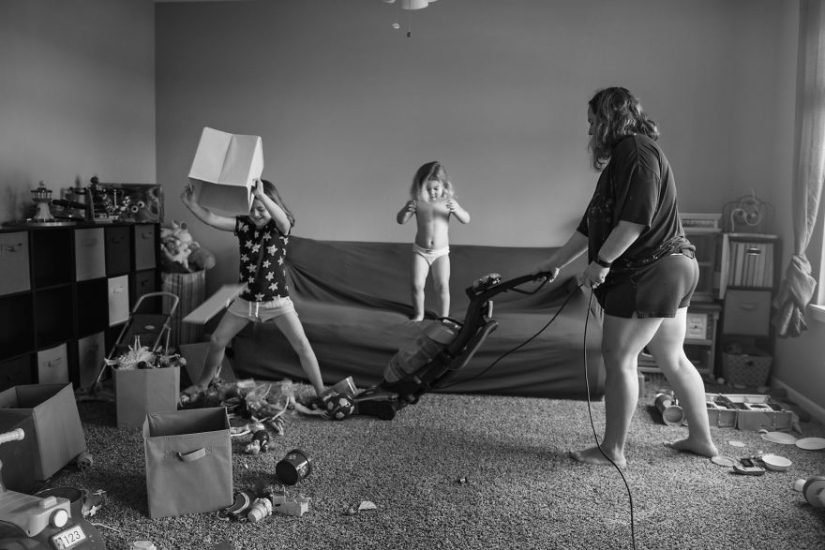 No personal space, rest and sleep: the photographer showed honest photos about what it's like to be a mother