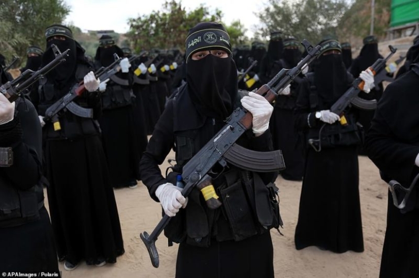 No subestimes a las mujeres con burka, o cómo las mujeres palestinas manejan las armas