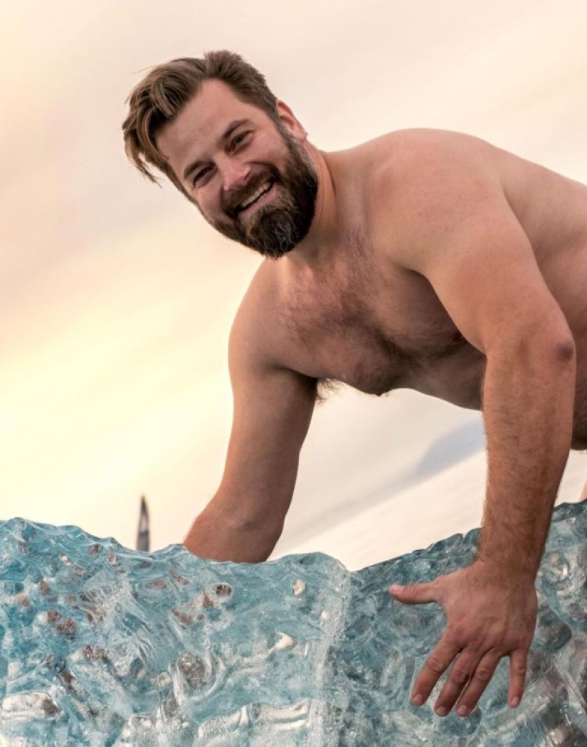 Noruego subió desnudo a un iceberg para una foto genial