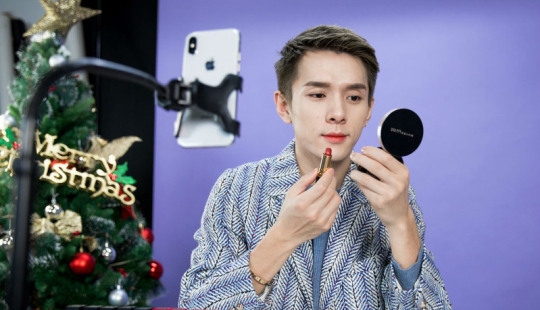 Not a woman's business: a Chinese blogger painted his lips for seven hours a day and earned $ 1.5 million in a year