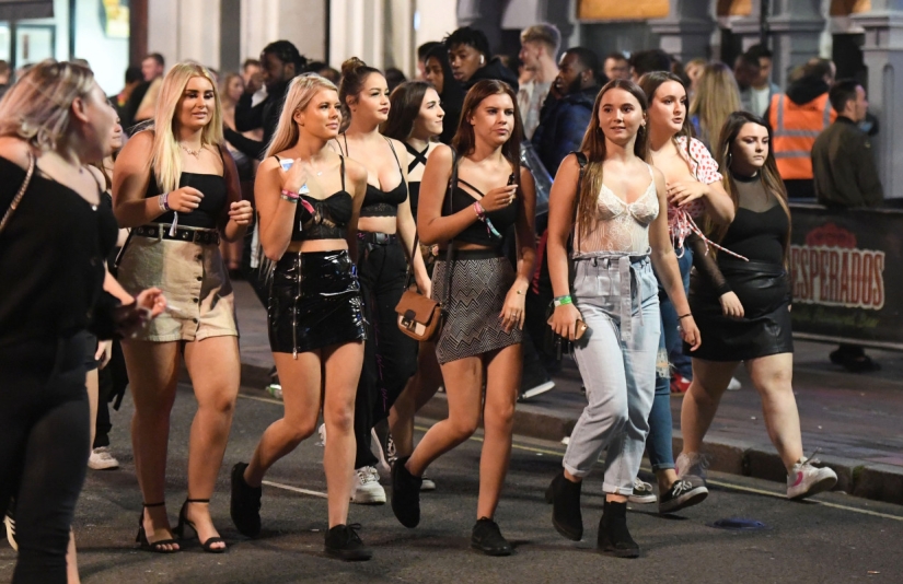 Novedades para everything ready: 5.000 estudiantes de primer año de la Universidad de Portsmouth se juntaron en clubes hasta la mañana Novedades para everything ready: 5.000 estudiantes de primer año de la Universidad de Portsmouth se juntaron en clubes hasta la mañana