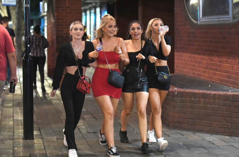 Novedades para everything ready: 5.000 estudiantes de primer año de la Universidad de Portsmouth se juntaron en clubes hasta la mañana Novedades para everything ready: 5.000 estudiantes de primer año de la Universidad de Portsmouth se juntaron en clubes hasta la mañana