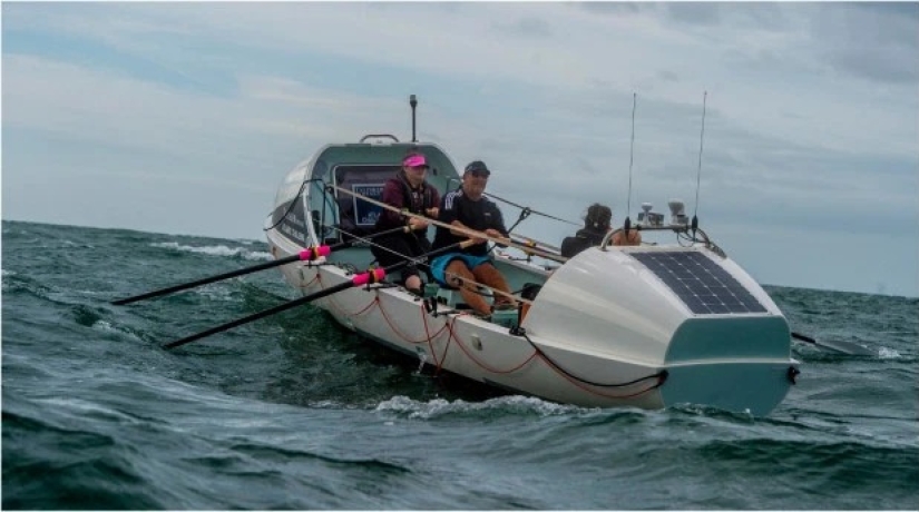Nudista del Reino Unido nada desnudo en un barco, preparándose para cruzar el Océano Atlántico