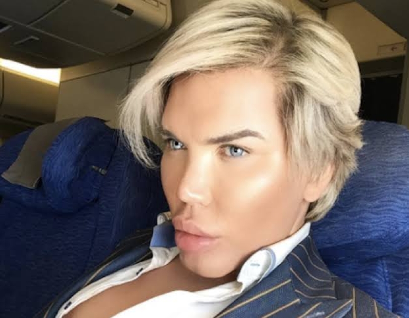 Objeto no identificado: el hombre-muñeca quiere "bombear" su cara hacia atrás
