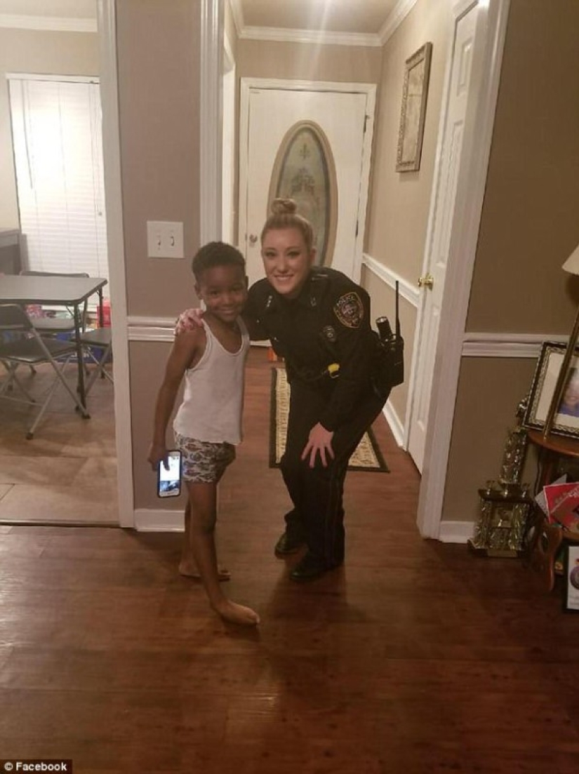 Oficiales de policía "detuvieron" al ladrón de Navidad Grinch después de que un niño de 5 años llamó al 911 Oficiales de policía "detuvieron" al ladrón de Navidad Grinch después de que un niño de 5 años llamó al 911