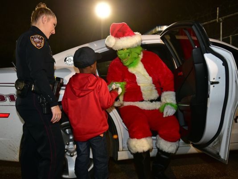 Oficiales de policía "detuvieron" al ladrón de Navidad Grinch después de que un niño de 5 años llamó al 911 Oficiales de policía "detuvieron" al ladrón de Navidad Grinch después de que un niño de 5 años llamó al 911