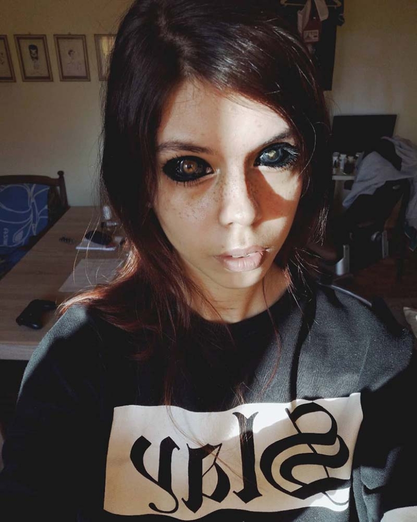Ojos negros: modelo de Polonia se quedó ciego después de tatuarse los ojos Ojos negros: modelo de Polonia se quedó ciego después de tatuarse los ojos