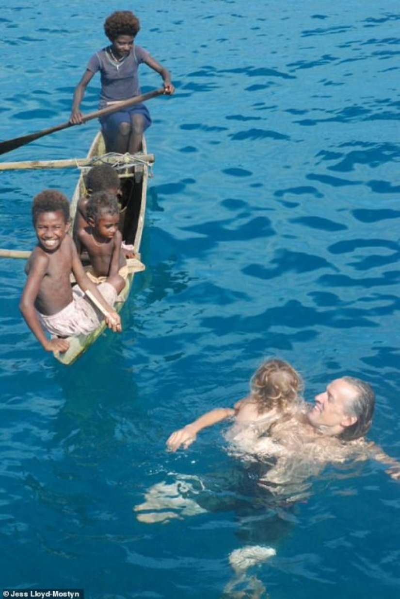 On the same wave: the couple have been traveling on the high seas for 8 years and have given birth to three children during this time