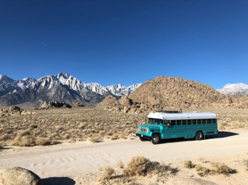 On the sawmill with comfort: a couple turned an old prison bus into a cozy mobile home