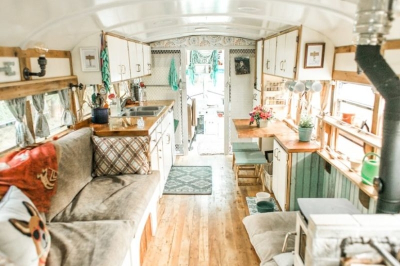 On the sawmill with comfort: a couple turned an old prison bus into a cozy mobile home