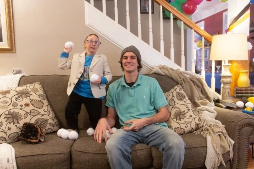 One of the smallest people on the planet celebrated his birthday with his younger two-meter brother One of the smallest people on the planet celebrated his birthday with his younger two-meter brother