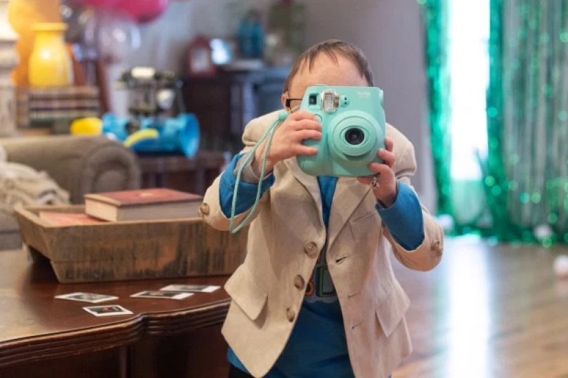 One of the smallest people on the planet celebrated his birthday with his younger two-meter brother One of the smallest people on the planet celebrated his birthday with his younger two-meter brother