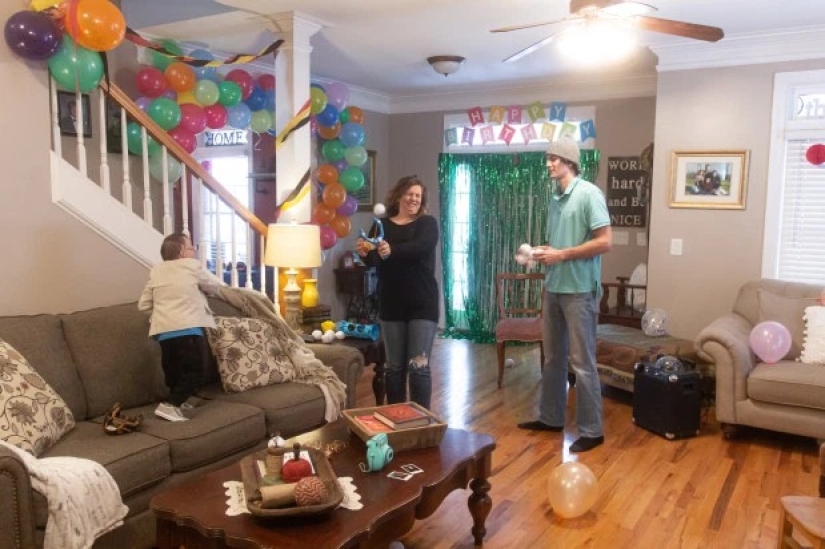 One of the smallest people on the planet celebrated his birthday with his younger two-meter brother One of the smallest people on the planet celebrated his birthday with his younger two-meter brother