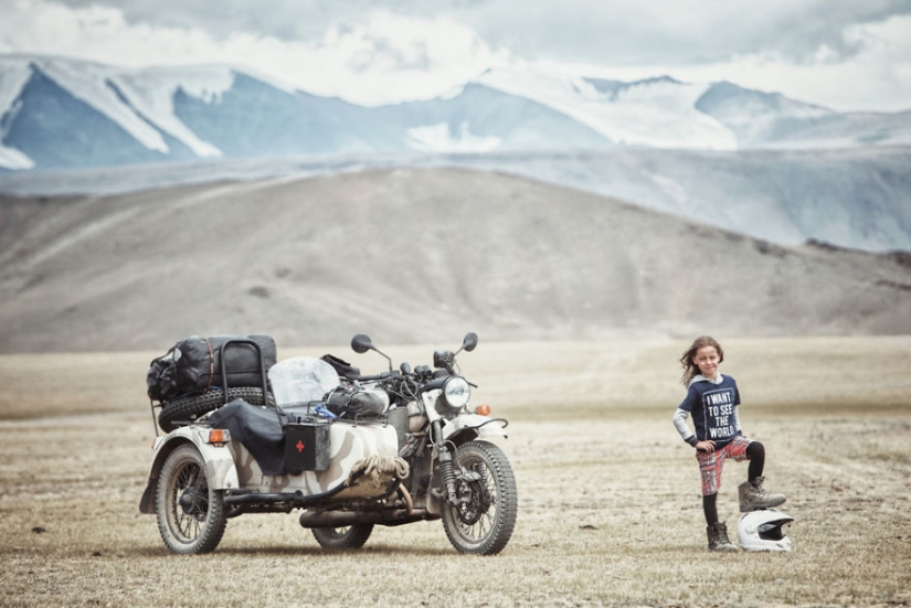 Oriental fairy tale: the photographer took the family on a motorcycle from Romania to Mongolia