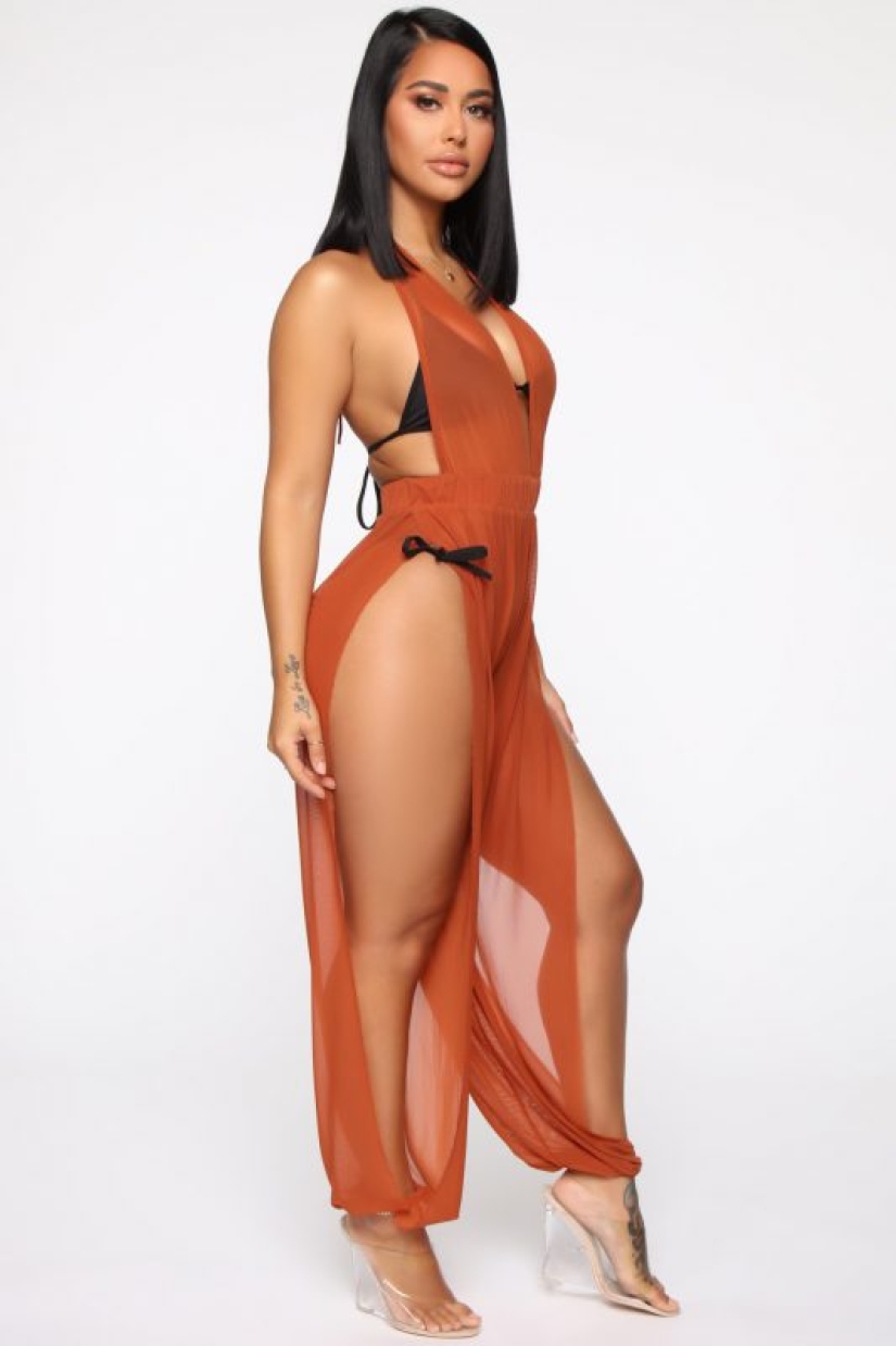 Oriental temptation: sexy jumpsuit like Princess Jasmine from Fashion Nova