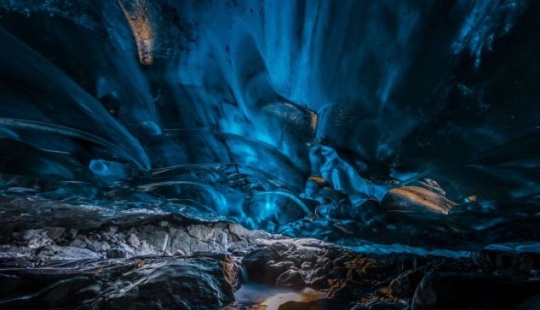 Otherworldly cave in Vatnajökull glacier Otherworldly cave in Vatnajökull glacier