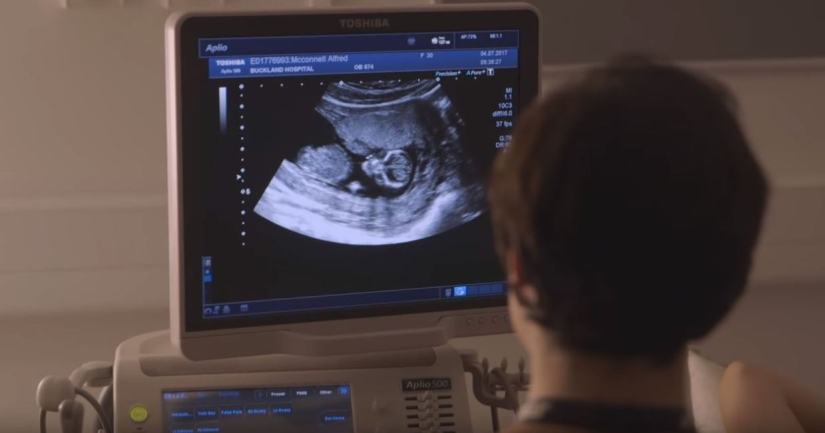 Padre y madre en una botella: un hombre transgénero de Inglaterra quedó embarazada y dio a luz a un niño sano