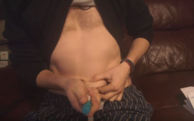 Padre y madre en una botella: un hombre transgénero de Inglaterra quedó embarazada y dio a luz a un niño sano