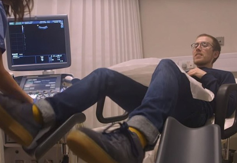 Padre y madre en una botella: un hombre transgénero de Inglaterra quedó embarazada y dio a luz a un niño sano