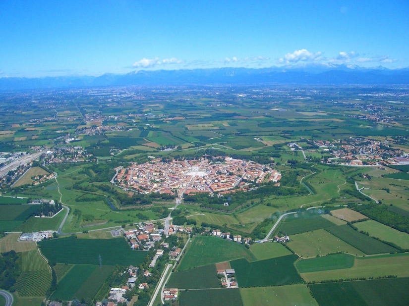 Palmanova es una ciudad fortaleza simétrica en Italia