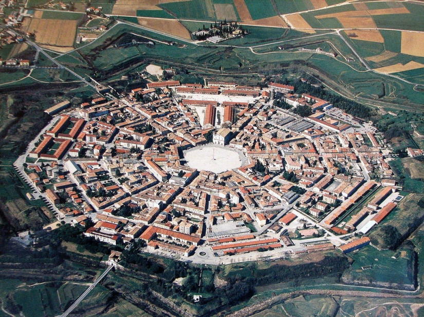 Palmanova es una ciudad fortaleza simétrica en Italia