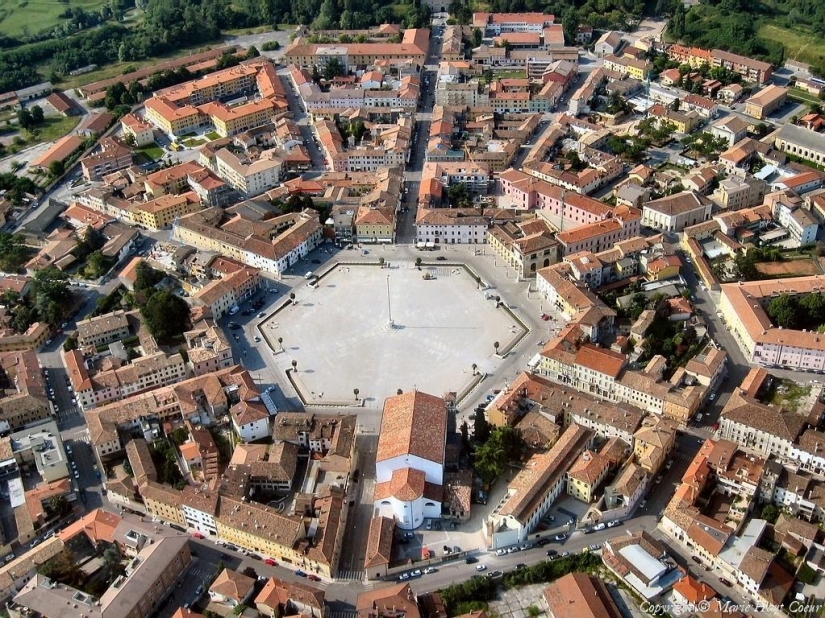 Palmanova es una ciudad fortaleza simétrica en Italia