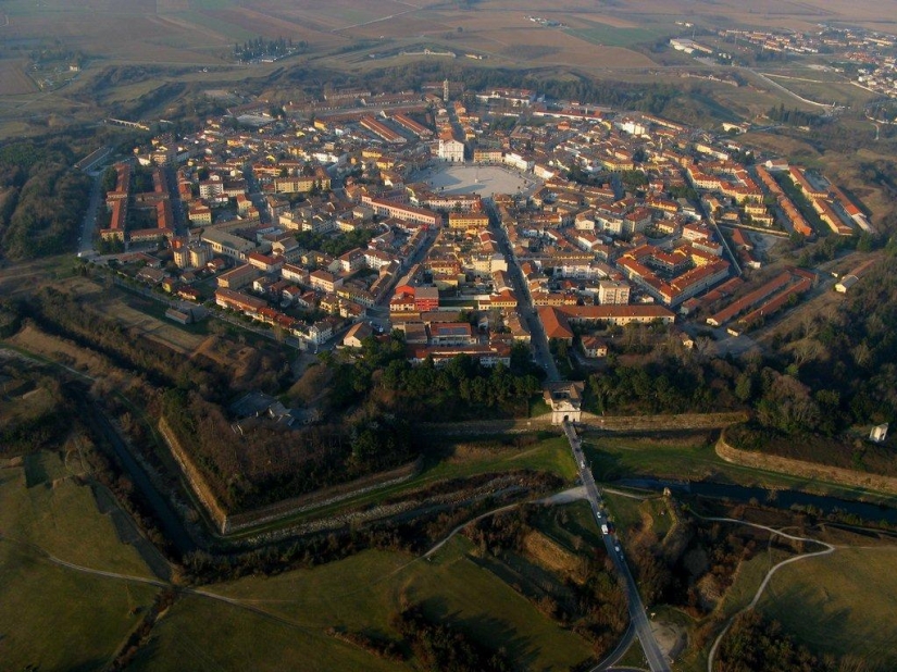 Palmanova es una ciudad fortaleza simétrica en Italia