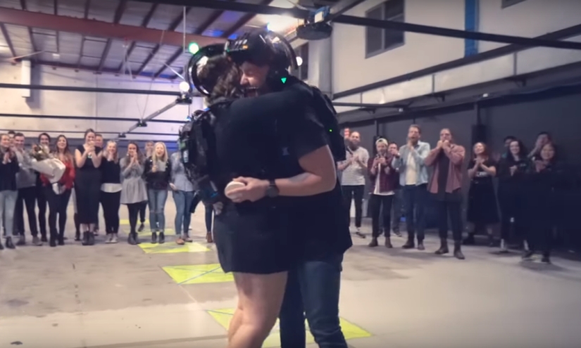 Para proponerle matrimonio a la niña, la australiana reprodujo su lugar favorito de la infancia en realidad virtual