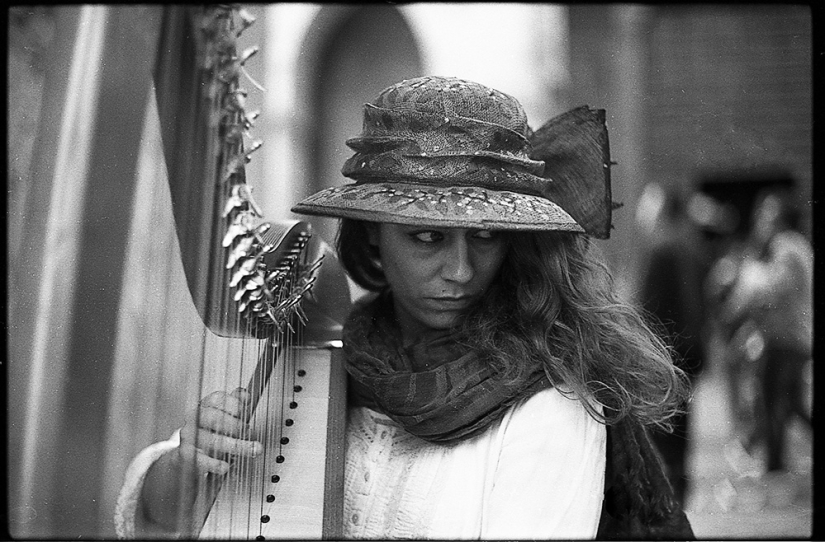 Paradise inhabited by devils: all the vices of St. Naples in the lens of Robbie Mackintosh Paradise inhabited by devils: all the vices of St. Naples in the lens of Robbie Mackintosh