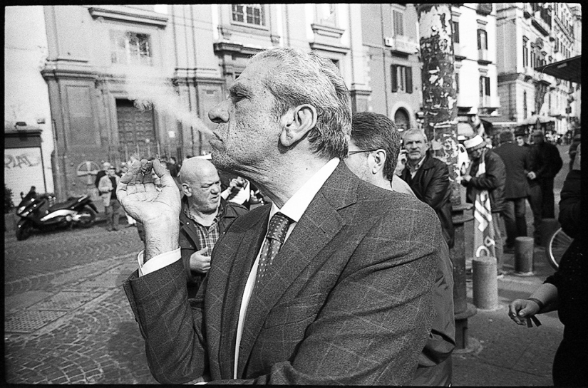 Paradise inhabited by devils: all the vices of St. Naples in the lens of Robbie Mackintosh Paradise inhabited by devils: all the vices of St. Naples in the lens of Robbie Mackintosh