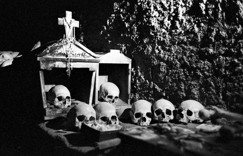 Paradise inhabited by devils: all the vices of St. Naples in the lens of Robbie Mackintosh Paradise inhabited by devils: all the vices of St. Naples in the lens of Robbie Mackintosh