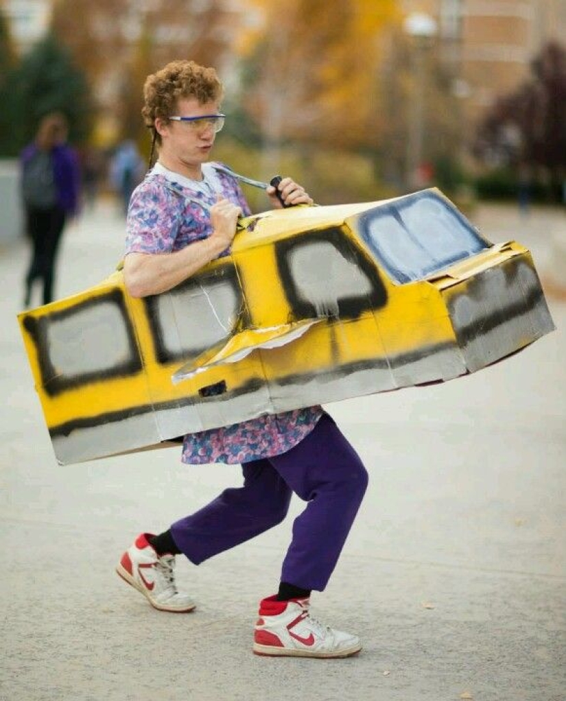 Pasó por alto la ley en ruso: en Vladivostok, los muchachos fingieron ser un autobús en un puente cerrado a los peatones