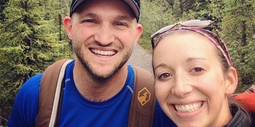 "Pay for gas, not rent": A couple quit their jobs to travel around the US, living in a tiny trailer "Pay for gas, not rent": A couple quit their jobs to travel around the US, living in a tiny trailer