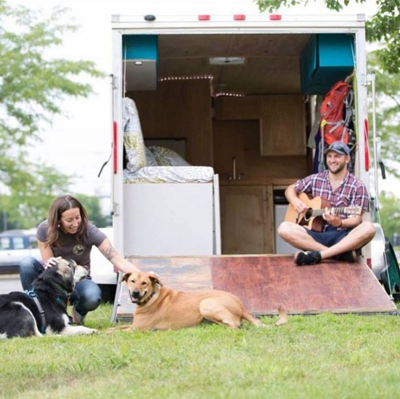 "Pay for gas, not rent": A couple quit their jobs to travel around the US, living in a tiny trailer "Pay for gas, not rent": A couple quit their jobs to travel around the US, living in a tiny trailer