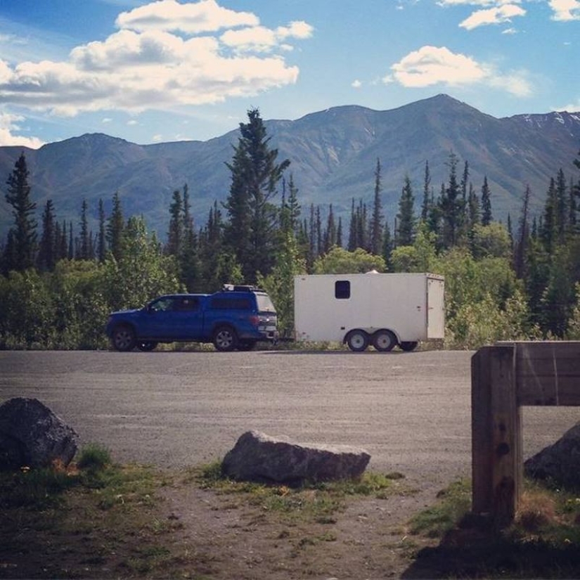 "Pay for gas, not rent": A couple quit their jobs to travel around the US, living in a tiny trailer "Pay for gas, not rent": A couple quit their jobs to travel around the US, living in a tiny trailer