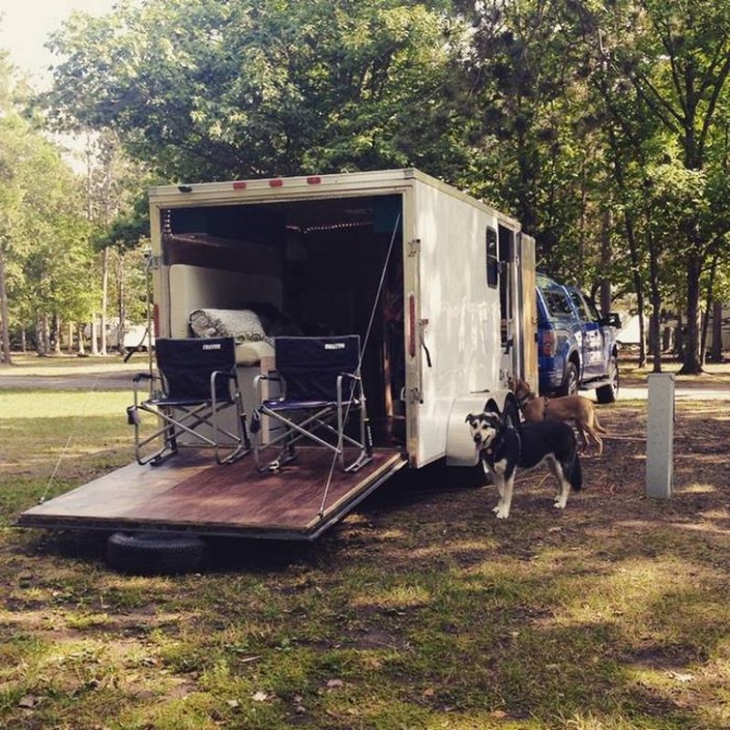 "Pay for gas, not rent": A couple quit their jobs to travel around the US, living in a tiny trailer "Pay for gas, not rent": A couple quit their jobs to travel around the US, living in a tiny trailer