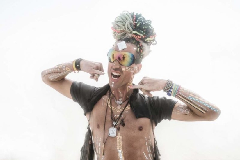 Pechos desnudos por el bien del alcohol y colas de un kilómetro de largo: así es como los participantes recordaron el festival Burning Man – 2018 Pechos desnudos por el bien del alcohol y colas de un kilómetro de largo: así es como los participantes recordaron el festival Burning Man – 2018