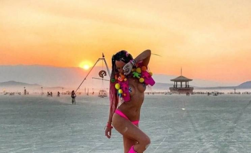 Pechos desnudos por el bien del alcohol y colas de un kilómetro de largo: así es como los participantes recordaron el festival Burning Man – 2018 Pechos desnudos por el bien del alcohol y colas de un kilómetro de largo: así es como los participantes recordaron el festival Burning Man – 2018