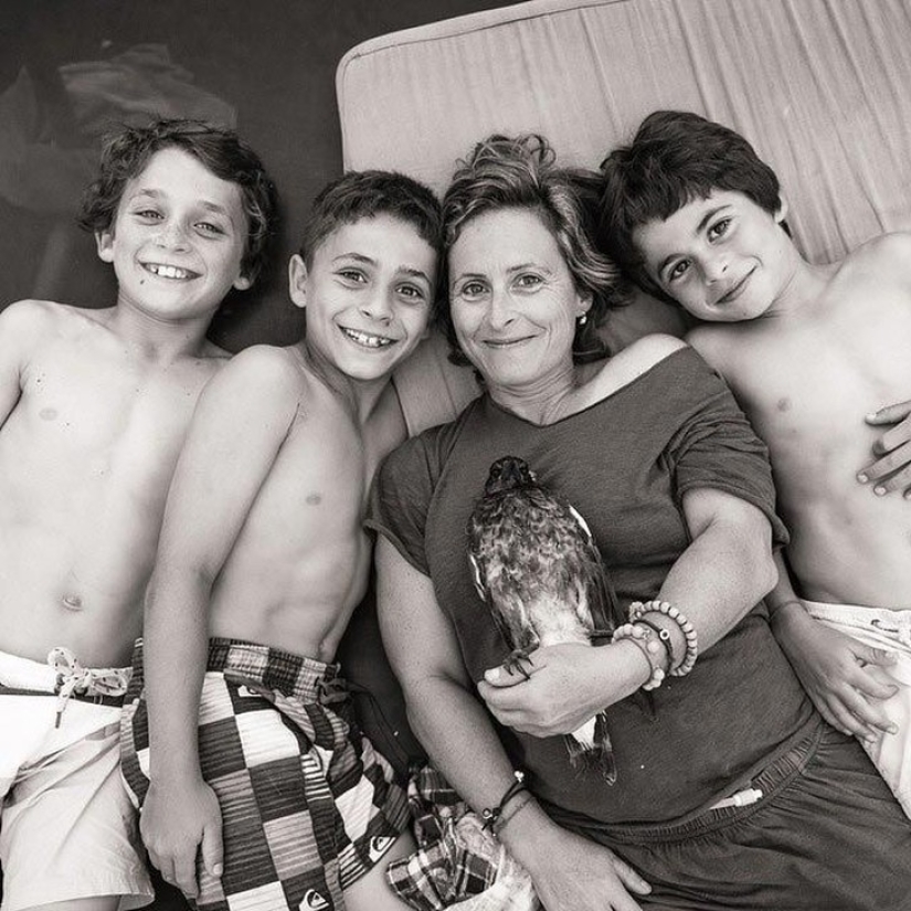 Penguin es una urraca doméstica inteligente a la que le gusta acostarse en la cama y ayuda a los niños a cepillarse los dientes Penguin es una urraca doméstica inteligente a la que le gusta acostarse en la cama y ayuda a los niños a cepillarse los dientes